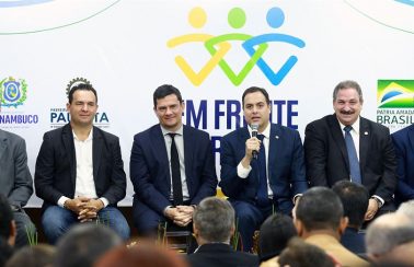 Ao lado de Moro, Paulo Câmara diz que derramamento de óleo é tratado pelo governo federal de forma improvisada