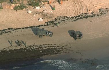 Exército reforça limpeza de praias atingidas por óleo no litoral pernambucano
