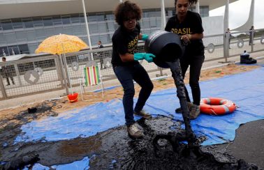 Greenpeace derrama óleo no Palácio do Planalto em ato contra manchas de petróleo no Nordeste