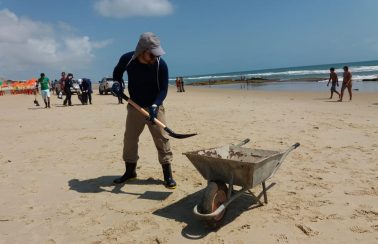 Pelo menos 21 praias do Ceará já foram atingidas por óleo