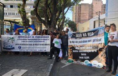 Protesto no Recife cobra respostas sobre as manchas de óleo no litoral