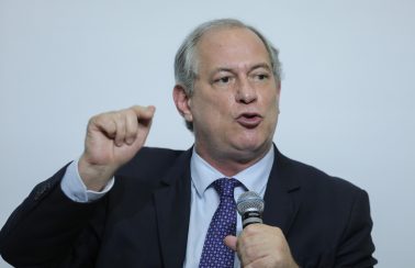 “Tolete de esterco”, dispara Ciro sobre Eduardo Bolsonaro