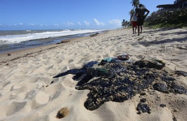 Duas toneladas de óleo são retiradas das praias de Lauro de Freitas, na Bahia