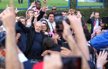 Lula deixa a prisão em Curitiba, agradece a militantes e critica Lava Jato