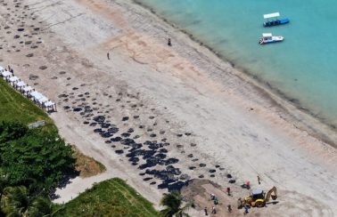 Navio suspeito de derramamento no Nordeste de óleo voltará ao litoral brasileiro esta semana