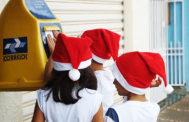 Crianças com deficiência visual do RN escrevem cartas em braille para Papai Noel