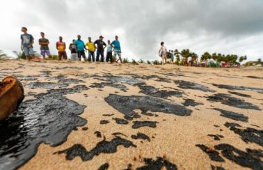 Pescadores do Nordeste relatam crise após chegada de óleo ao litoral