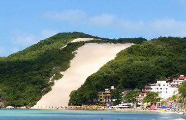 Banhistas sobem área proibida do Morro do Careca, em Natal