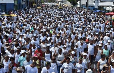 Milhares de pessoas vão as ruas de Salvador durante a tradicional Lavagem do Bonfim