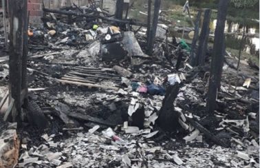 Casas ficam destruídas após incêndio no sul da Bahia