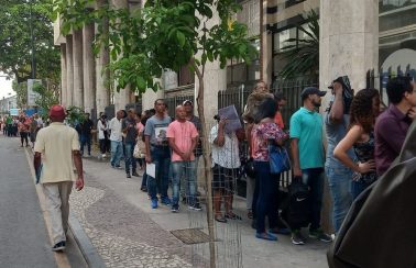 Candidatos formam enorme fila em busca de emprego no posto do SIMM, em Salvador
