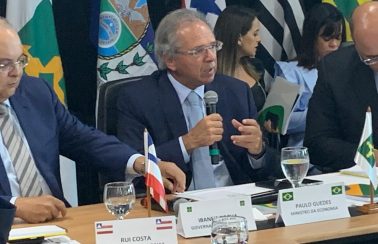 Menos impostos em combustíveis só com reformas, diz Guedes a governadores