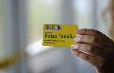 Pernambuco começa a pagar 13º do Bolsa Família