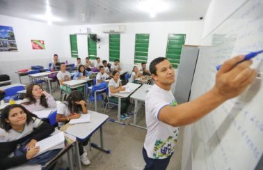 Professores do Piauí receberão entre R$ 3,7 e 7 mil após reajuste