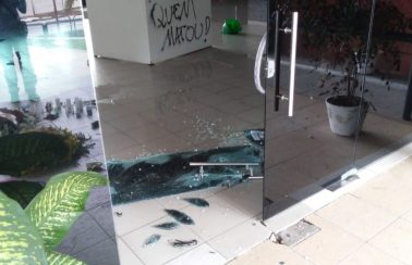 Reitoria da UFPB é depredada, tem vidros quebrados e salas reviradas