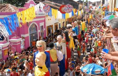 Sobe para 142 número de relatos de agulhadas no Carnaval em Pernambuco