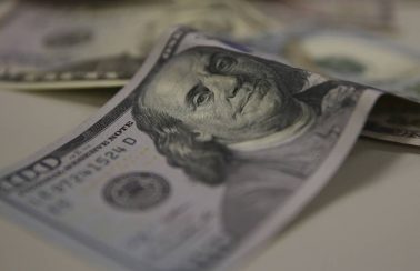 Dólar turismo ultrapassa R$ 5 nas casas de câmbio