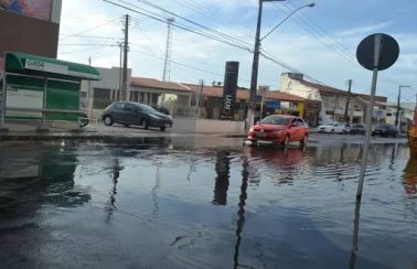 Alta da maré provoca alagamentos em Aracaju
