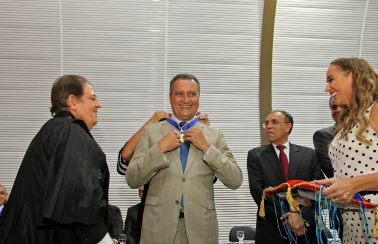 Rui Costa é homenageado com Comenda da Cidadania no TRE
