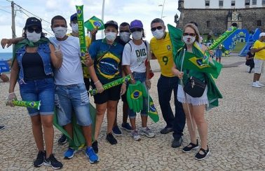 Manifestantes usaram máscaras, luvas e álcool em gel em ato no Farol da Barra