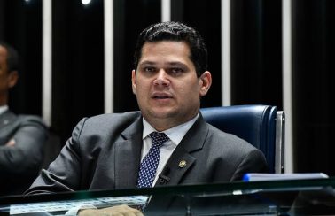 Em nota, presidente do Senado exige “responsabilidade” de Bolsonaro por participar de ato