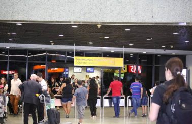 Bolsonaro entra na Justiça e reabre aeroportos no Ceará; primeiro voo veio dos EUA, epicentro da pandemia