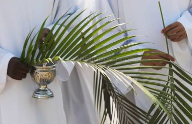 Semana santa: Padre percorre ruas em carro de som para abençoar fiéis no Recife