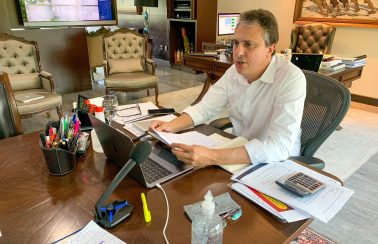 Camilo Santana (CE) anuncia que vai comprar 200 mil botijões de gás para doar às famílias carentes