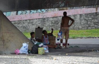 Caminhão higieniza 2,4 mil quilos de roupas de pessoas em situação de rua em capital nordestina