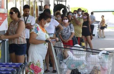 Cidade nordestina limita clientes em supermercados e determina controle de filas em bancos e lotéricas