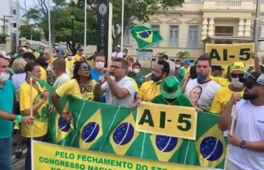 Manifestantes se aglomeram em Salvador e pedem novo AI-5