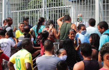 Auxílio de R$ 600 leva multidão a agências da Caixa no Grande Recife