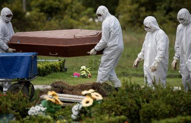Curva de mortes de Covid-19 no Brasil está mais rápida que a da Espanha, dizem especialistas