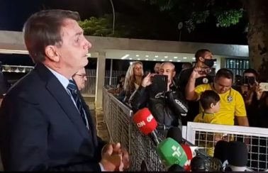 “E daí? Quer que eu faça o quê?”, diz Bolsonaro sobre mortos de covid no Brasil