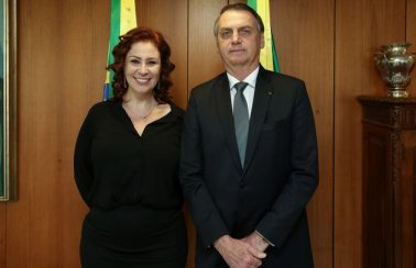 Governo do Ceará repudia Carla Zambelli após fake news sobre caixões vazios