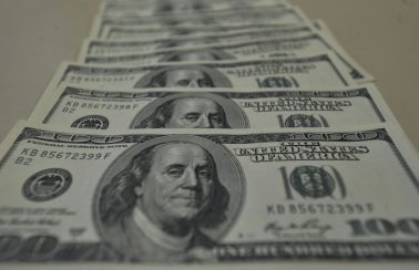 Dólar sobe 4,69% em abril, bolsa tem alta de 10,25% no mês