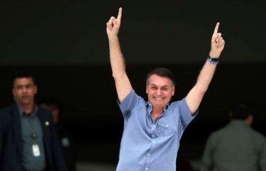 Bolsonaro volta a contrariar medidas de isolamento e causa aglomeração em Goiás