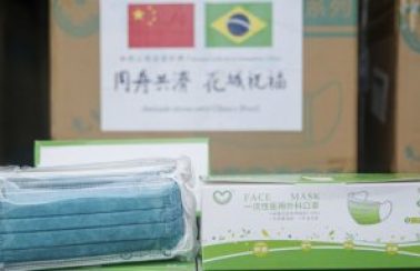 Recife recebe doação de 100 mil máscaras vindas de Guangzhou, cidade da China