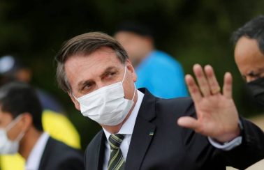 Contrariando recomendações da OMS, Bolsonaro diz que fará churrasco para 30 convidados no sábado