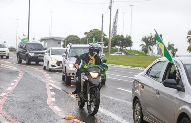 Em Salvador, carreata pró-Bolsonaro pediu fim do isolamento social