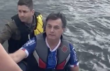 Presidente do Bahia lamenta que Bolsonaro tenha usado camisa do clube em passeio de jet ski