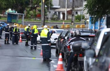 Segundo dia de lockdown em Recife tem fiscalização rígida em pontos de bloqueio