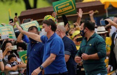 Bolsonaro participa de manifestação em frente ao Planalto neste domingo (17)