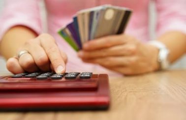 De acordo com dados do CNC, 66,5% das famílias brasileiras estão endividadas