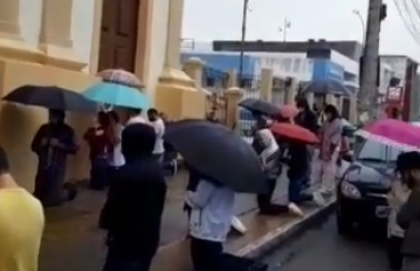 Grupo reza em frente à catedral de Campina Grande pedindo o “retorno das celebrações dos sacramentos”