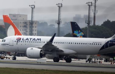 Ações da Latam caem mais de 50% após pedido de recuperação judicial