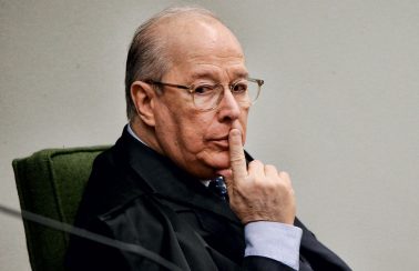 Celso de Mello rejeita apreensão de celular de Bolsonaro, mas o critica por tentar “transgredir a própria Constituição”