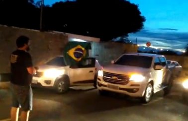 Grupo faz buzinaço em casa de prefeito de Teresina manifestando abertura do comércio e outras atividades