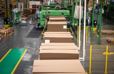 Com pandemia, produção industrial tem tombo recorde de 18,8% em abril, diz IBGE