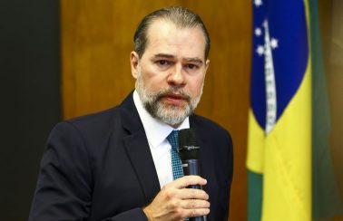 Toffoli diz que “dubiedade” de Bolsonaro sobre democracia assusta